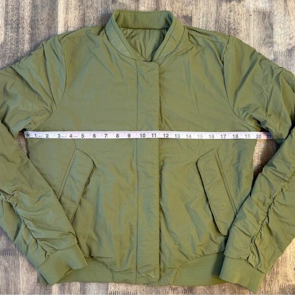 Lululemon Women’s Warm Two Ways Reversible PrimaLoft Bomber Jacket Mossy Size 8 - Picture 6 of 10